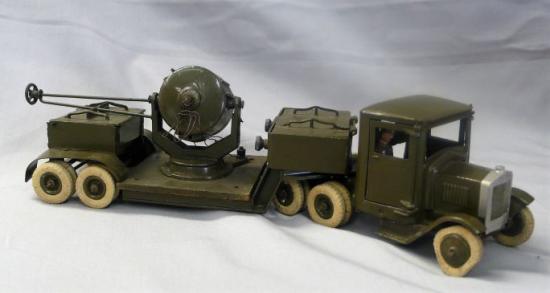 HEAVY DUTY UNDERSLUNG LORRY WITH SEARCHLIGHT AND DRIVER