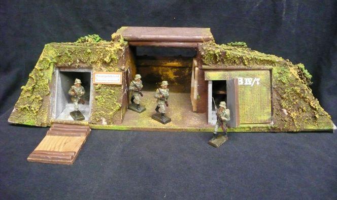 LINEOL WW2 BUNKER WITH FOUR MARCHING GERMAN LINEOL SOLDIERS